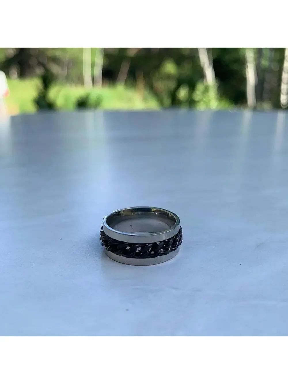 Grunge 2000s style Black and silver stainless steel spinner ring. Size 7